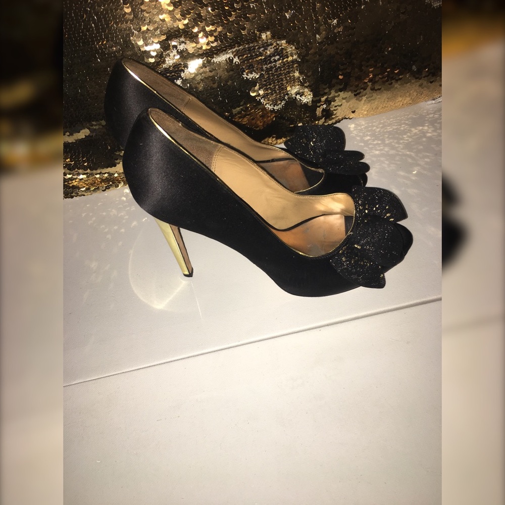 Black & Gold peep toe bowed pumps